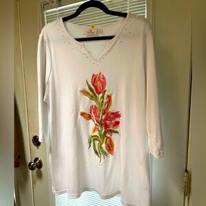 EUC:Lovely Tee with embroidery on front and a speckling of silver.